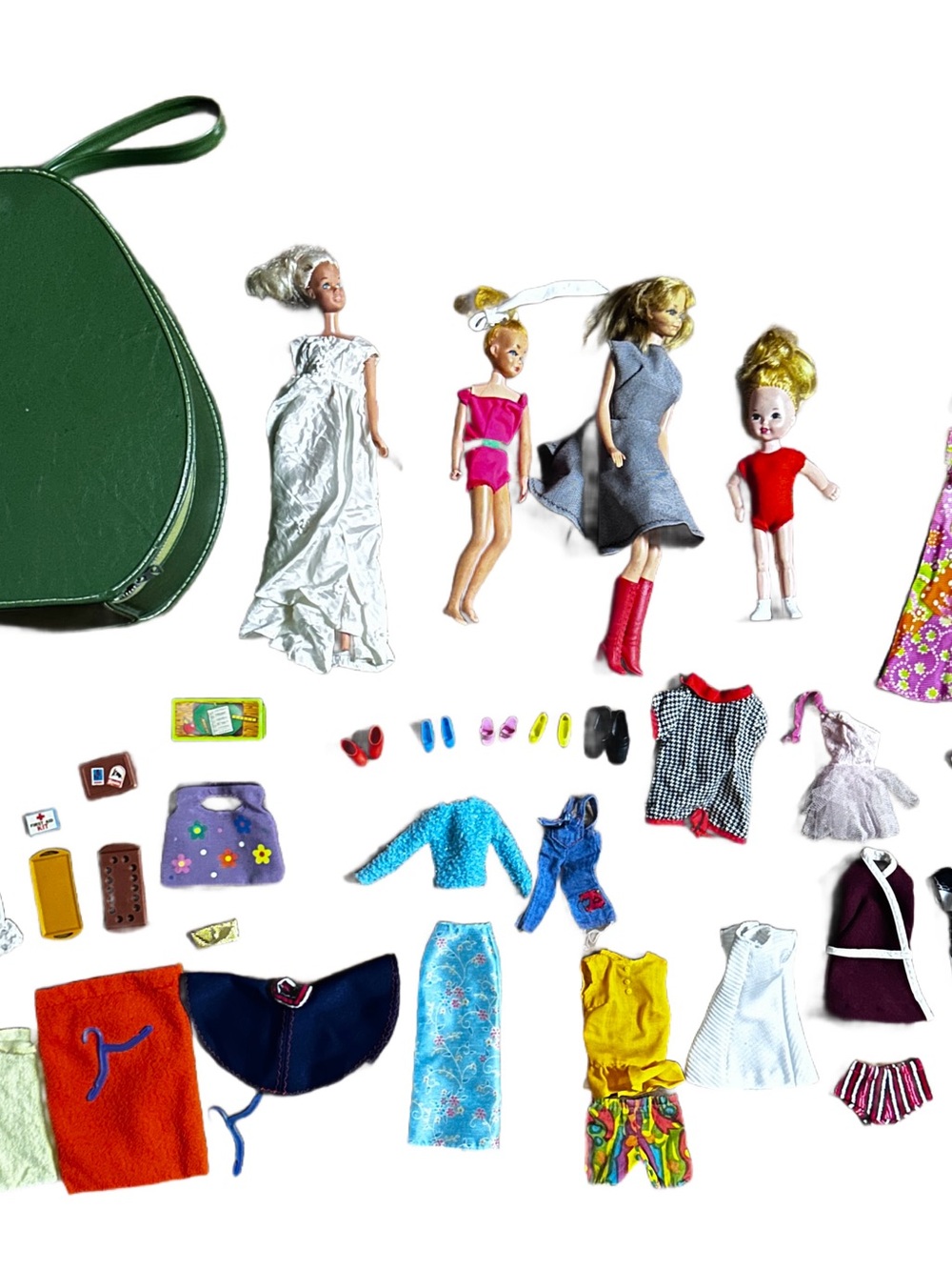 Vintage (60’s) ~ 4 Barbie W/ 34 Pieces Clothing& Accessories ~ Green Holding Bag
